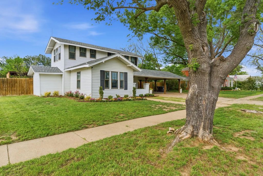909 3rd Street, Graham