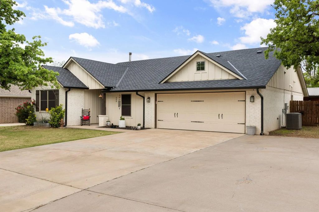 208 N Oak Lane, Tolar