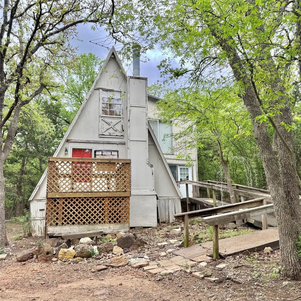 320 Hillside Lane, Valley View