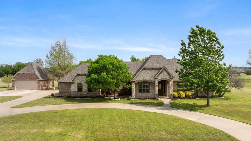 1106 W Iberian Court, Granbury