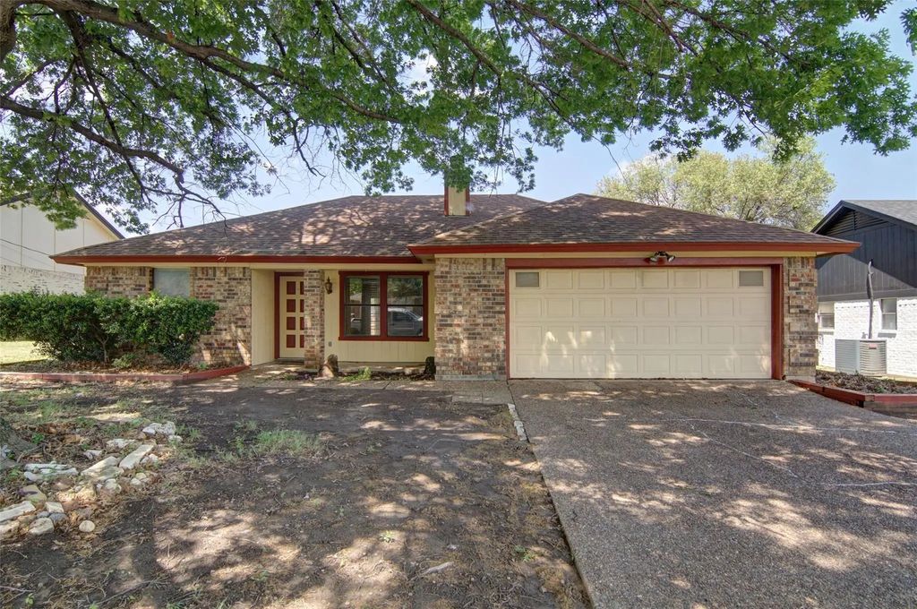 716 Nicole Drive, Burleson