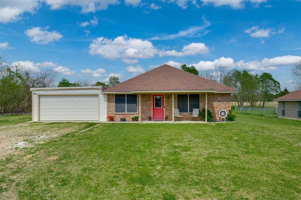 59 County Road 33915, Powderly