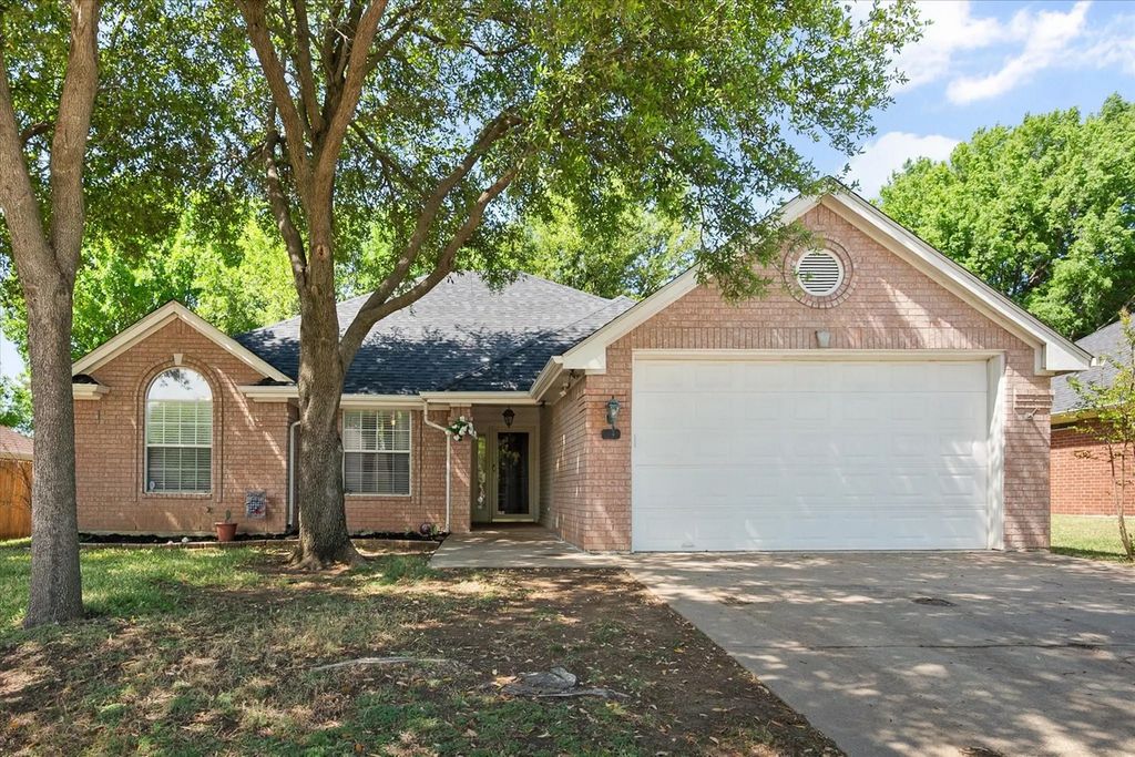 1221 Highcrest Drive, Burleson