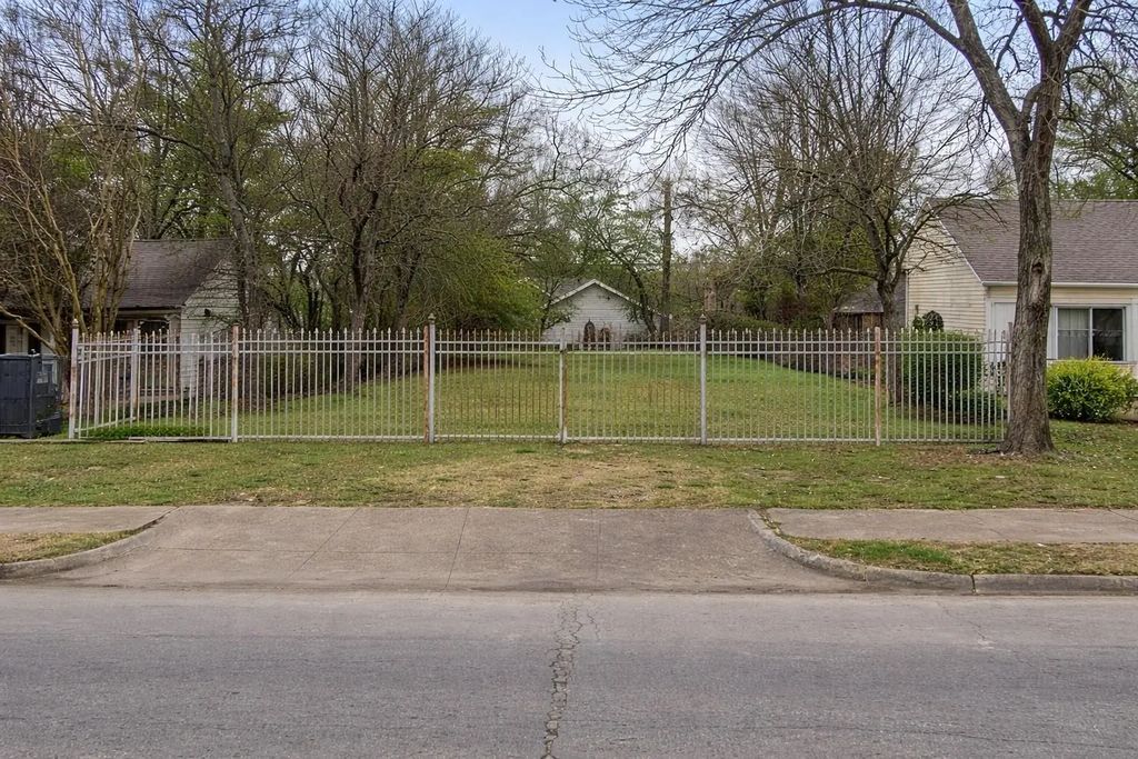 2833 W Clarendon Drive, Dallas
