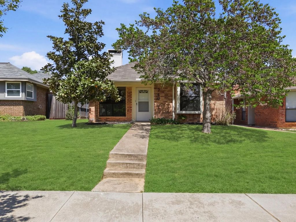 749 Red Oak Drive, Lewisville