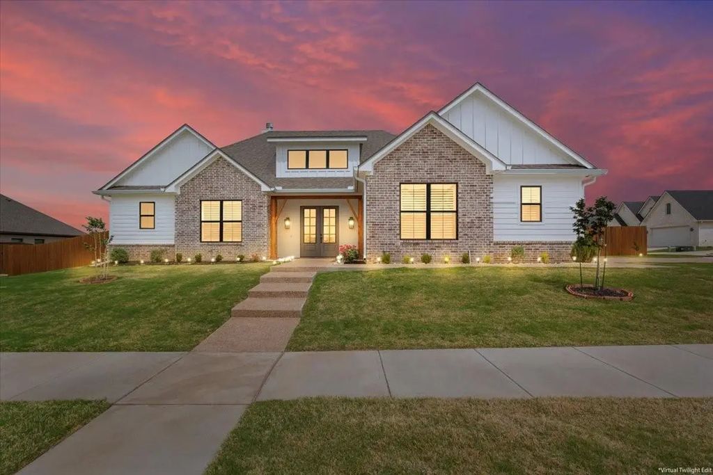 11011 King's Canyon, Woodway
