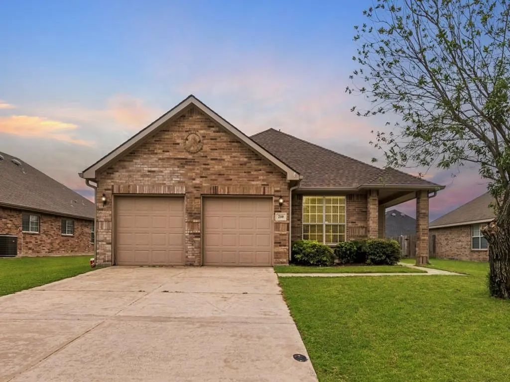 210 Silver Spur Drive, Waxahachie