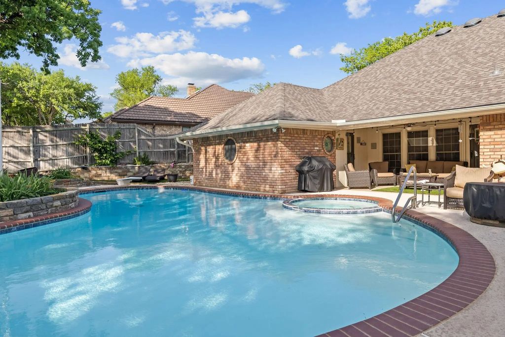 2533 Stonegate Drive N, Bedford