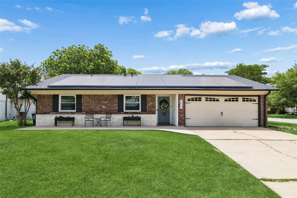 5437 Greenwood Way, North Richland Hills