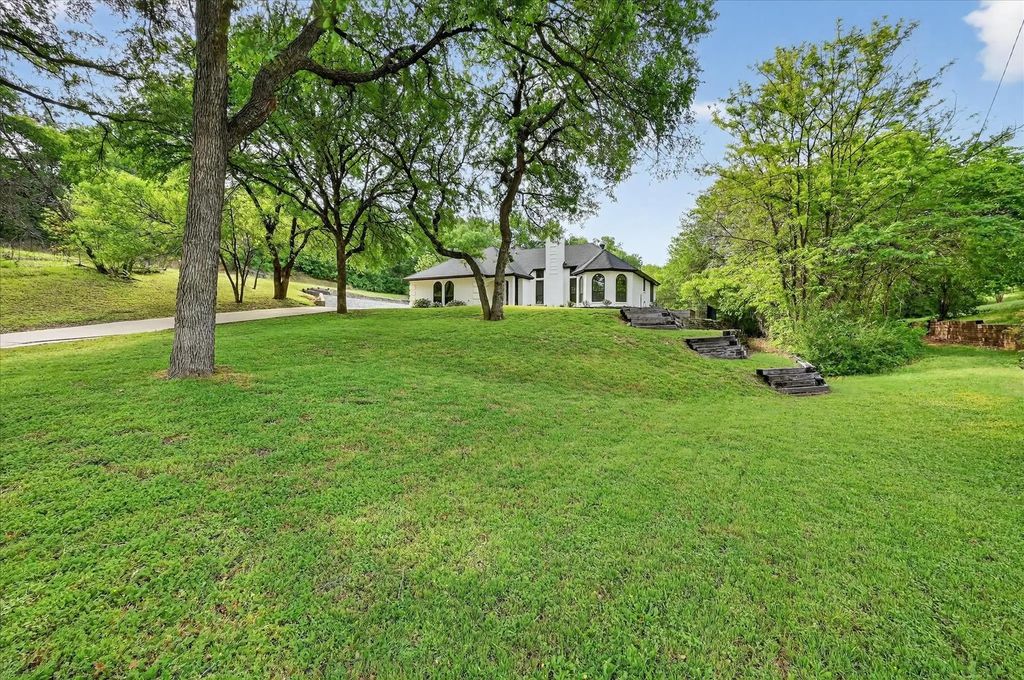 409 Willow Ridge Court, Fort Worth