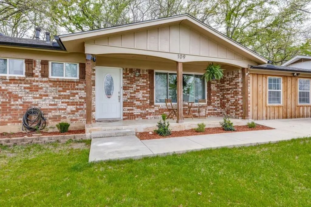 109 N Ash Avenue, Azle