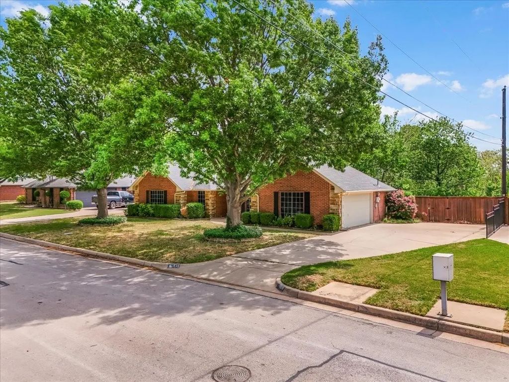 413 Flagstone Drive, Burleson