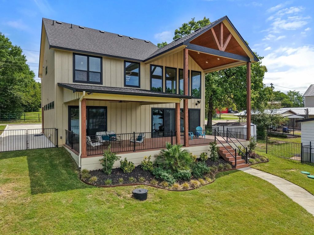 144 Oak Hills Drive, Mabank