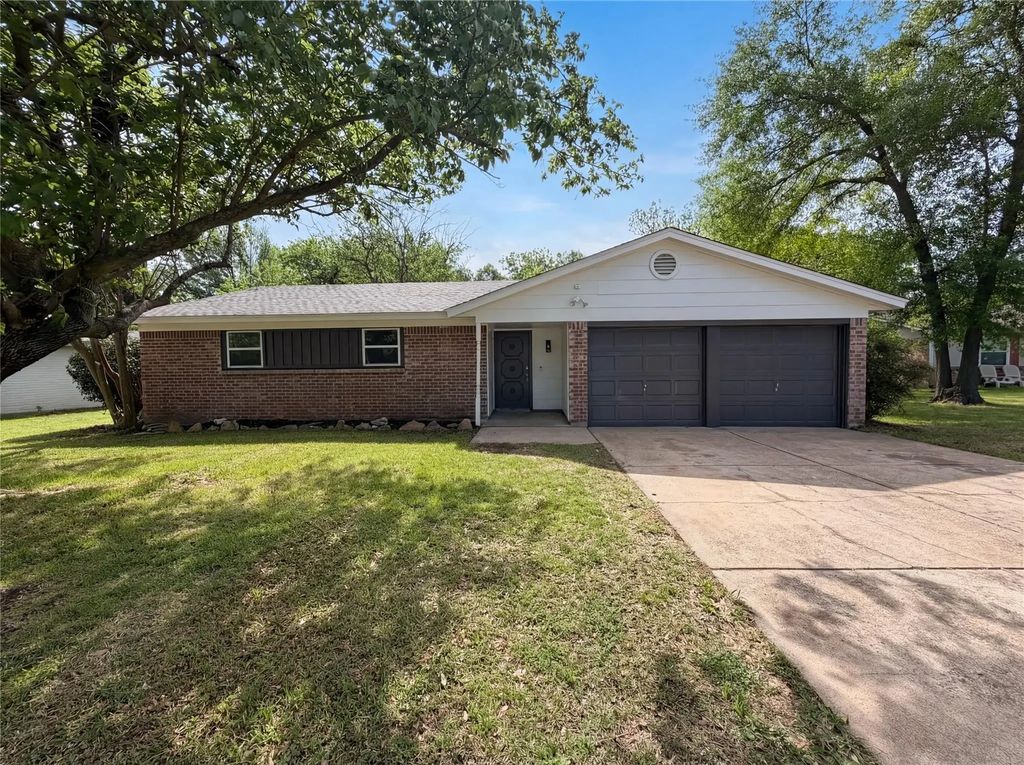913 Jayellen Court, Burleson