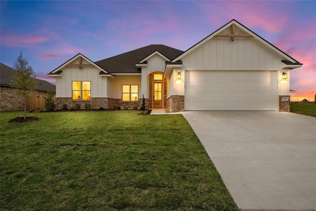 1333 Red Rock Road, Hewitt