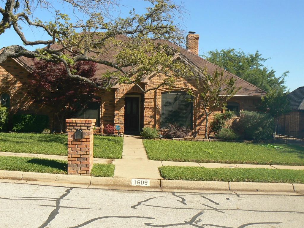 1609 Woodhill Lane, Bedford