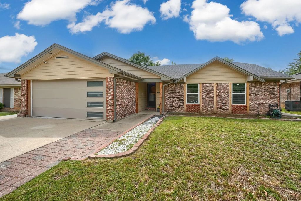 909 Columbus Court, Bedford