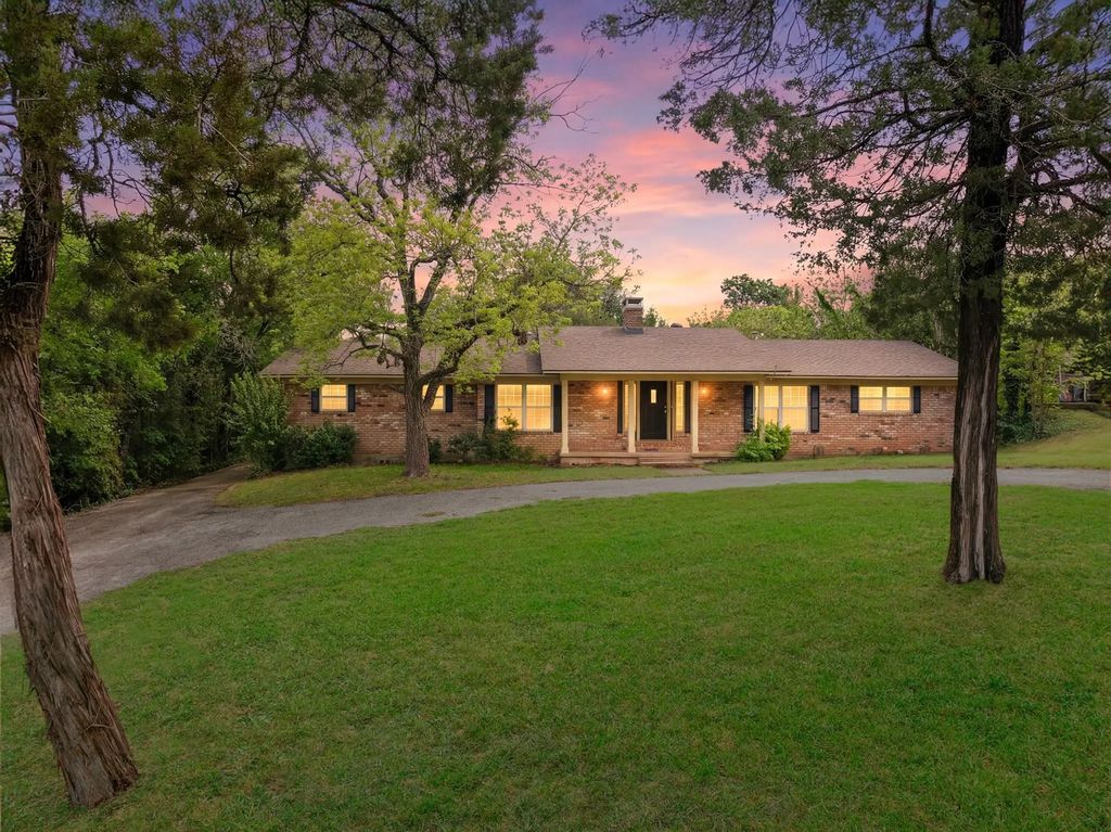 325 Fairway Road, Woodway