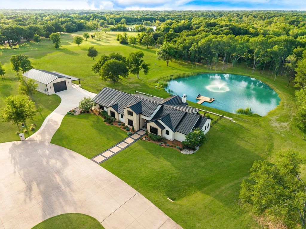 2100 Lake Crest Lane, Wills Point