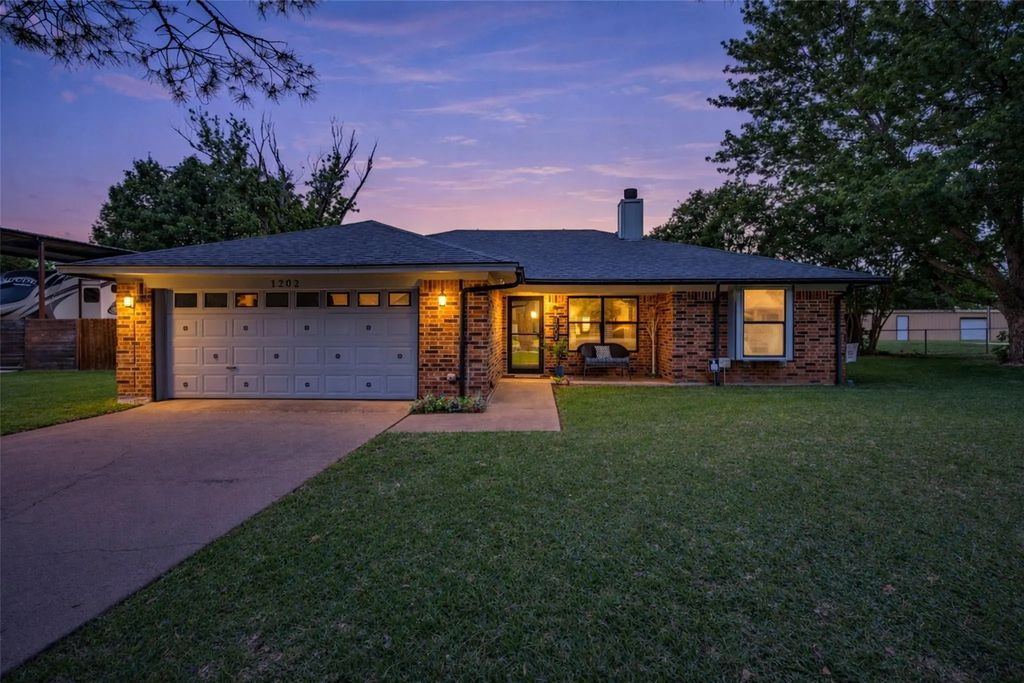 1202 Spanish Flower Drive, Granbury