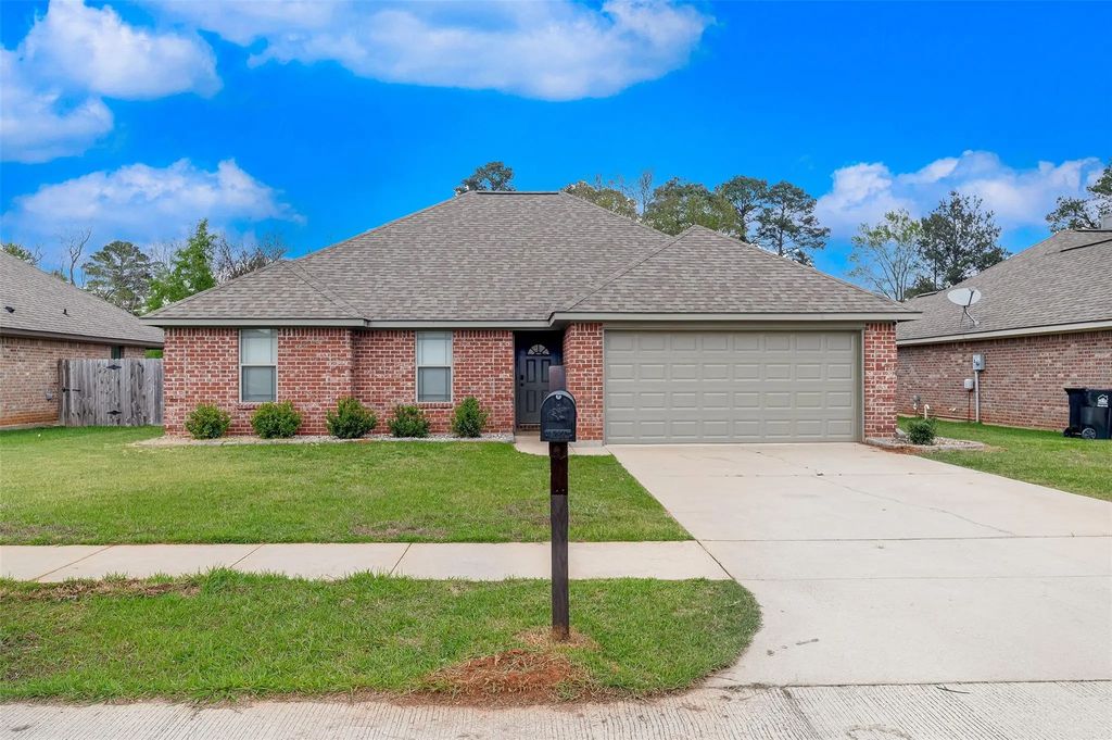 521 Big Red Circle, Haughton