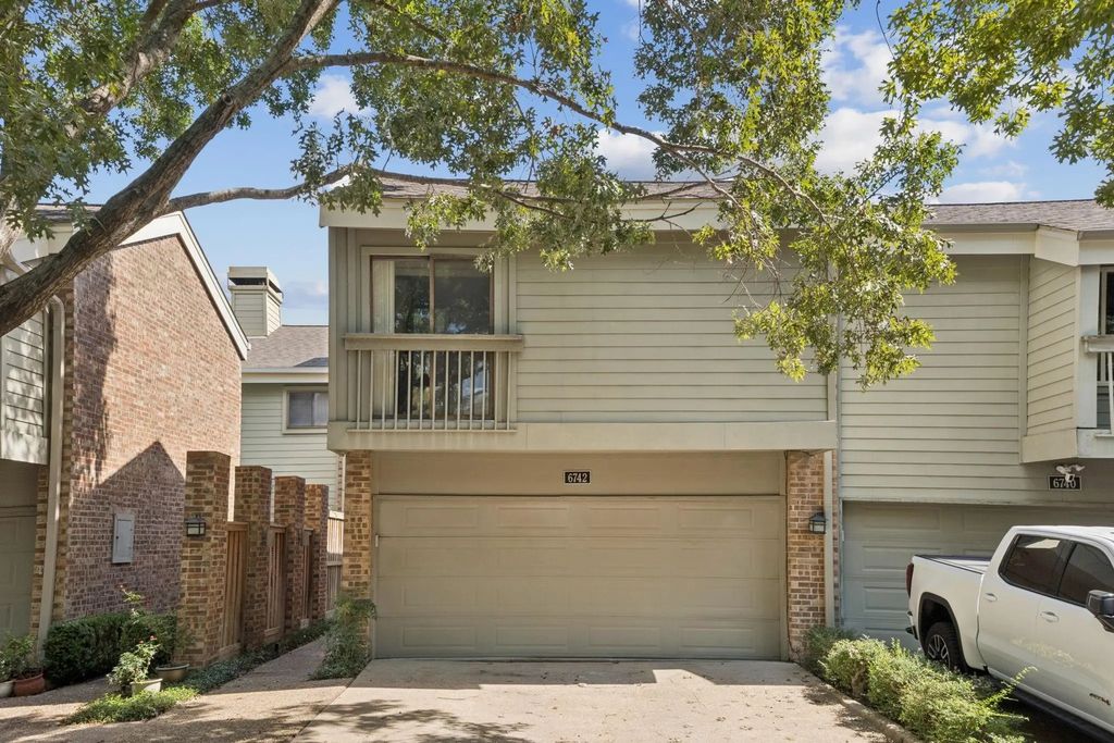 6742 E Northwest Highway, Dallas