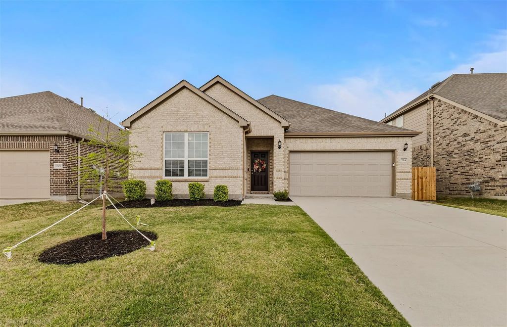 724 Maverick Street, Anna