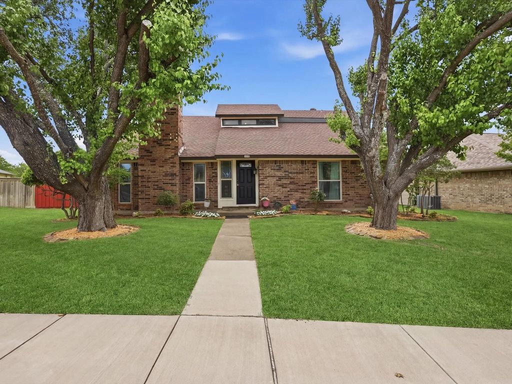 1920 Avignon Court, Carrollton