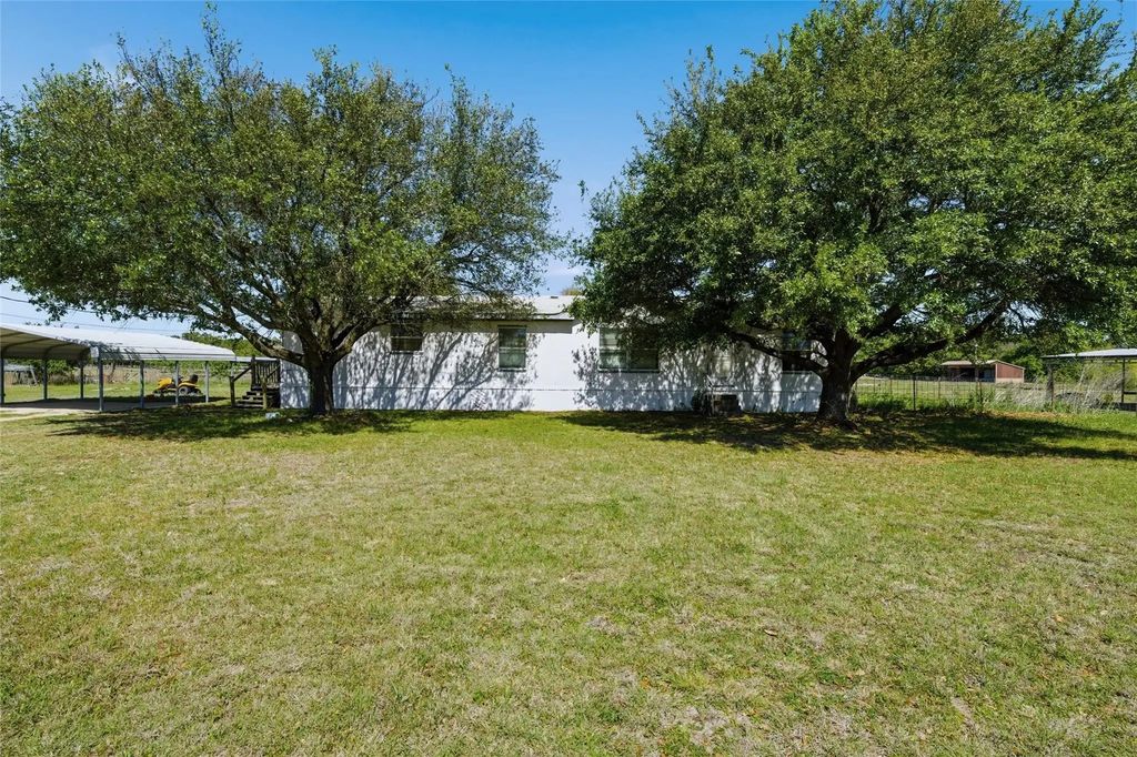373 Wildbird Lane, Axtell