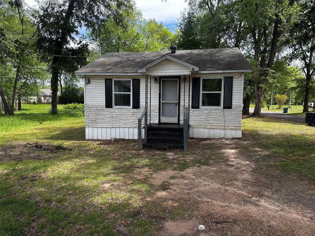 379 S Center Street, Gladewater