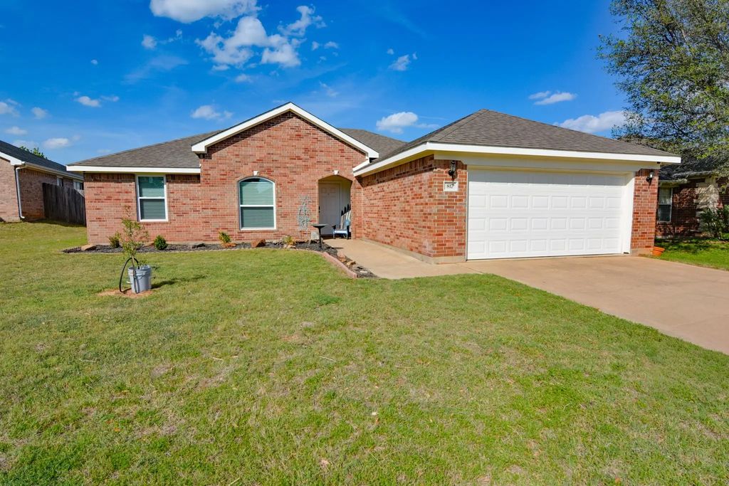 817 Wandering Court, Granbury