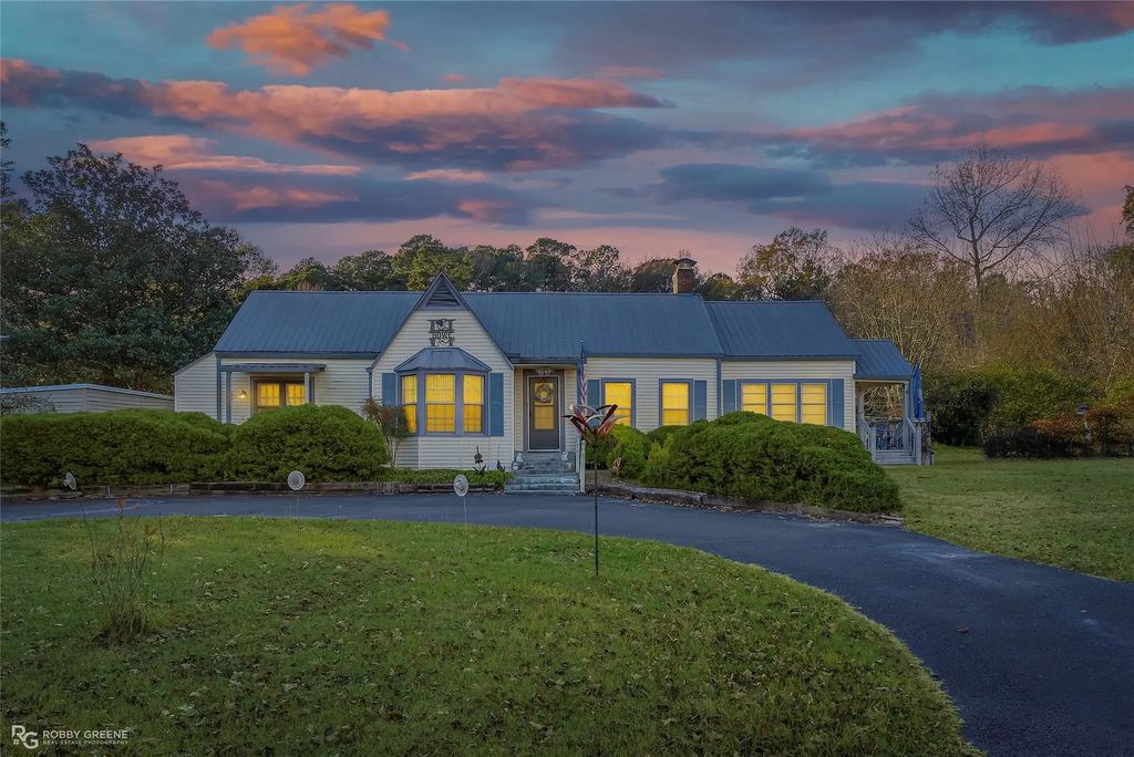 1701 N Pine Street, Vivian