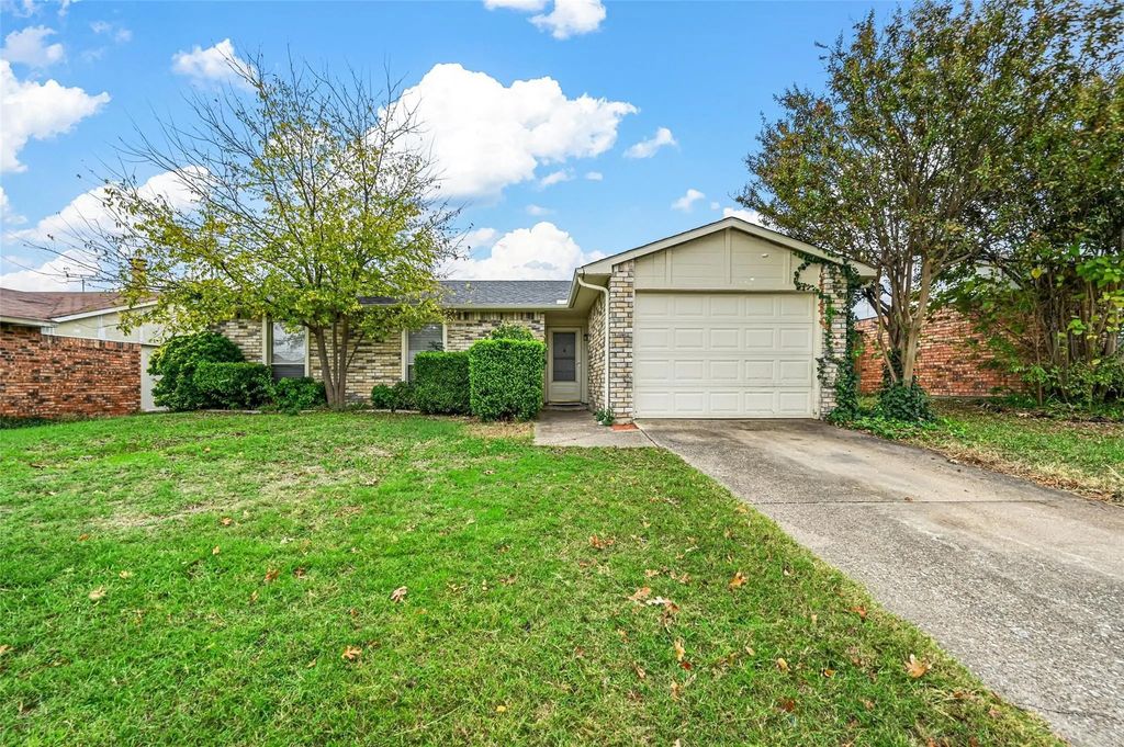 718 Roaming Road Drive, Allen