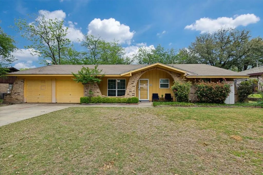 1008 Sherwood Drive, Bedford
