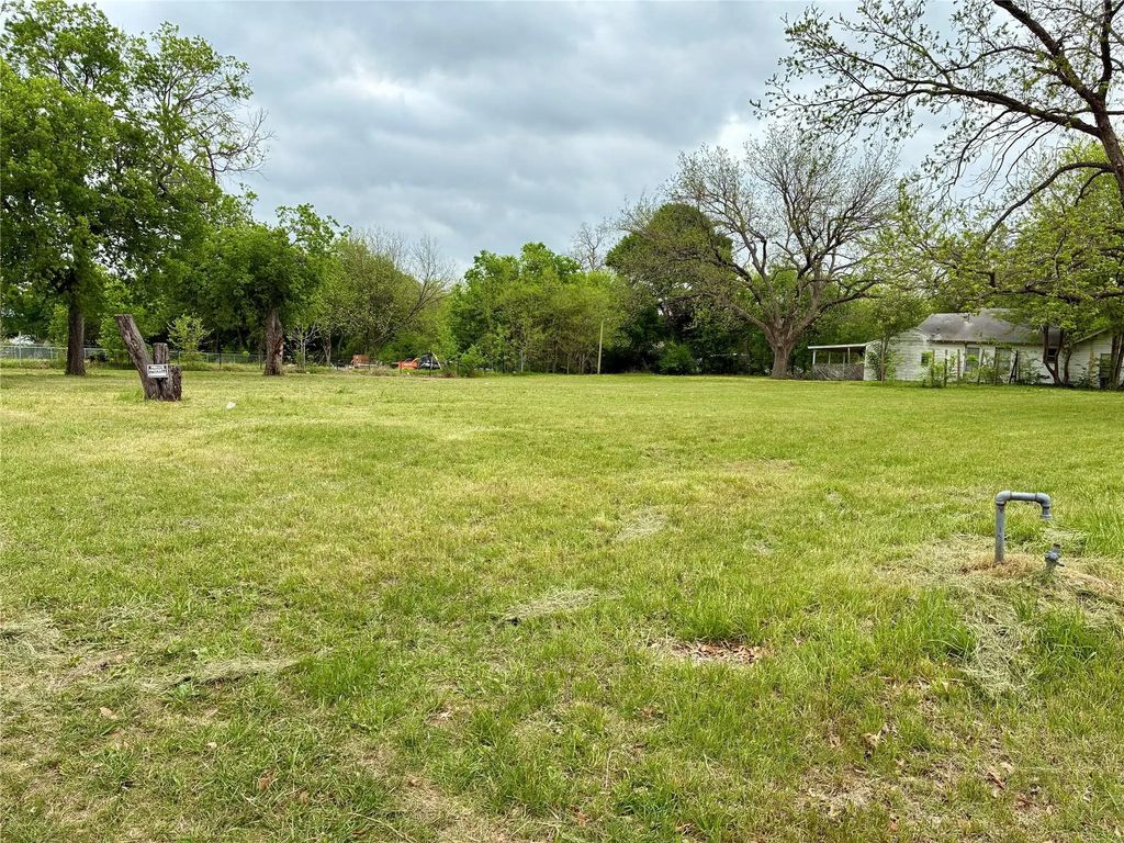 1304 Trout Road, Hutchins
