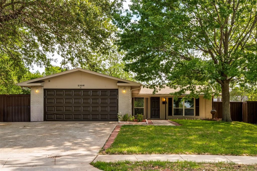 2306 Lakeland Place, Carrollton