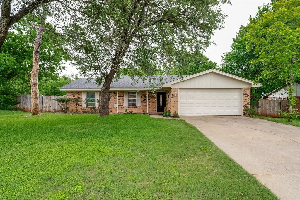 1203 Linda Lane, Cleburne