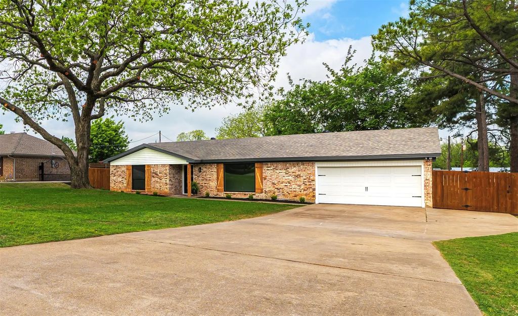 2004 Tarver Road, Burleson