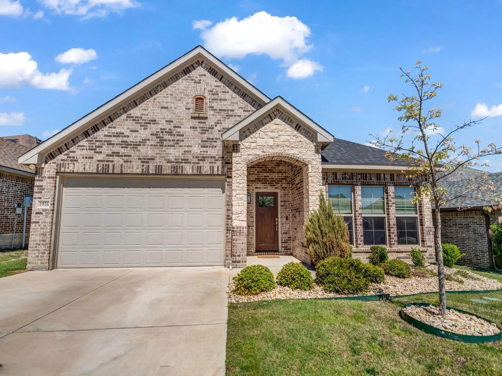 1916 Town Creek Circle, Weatherford