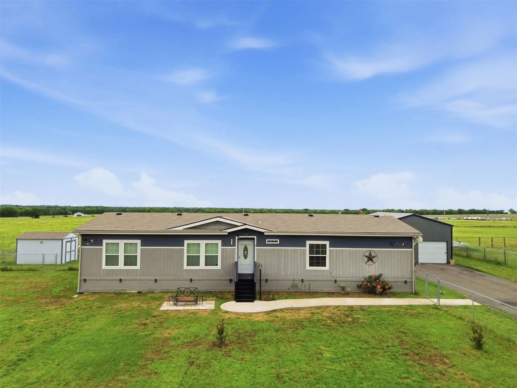 9013 County Road 1143, Leonard