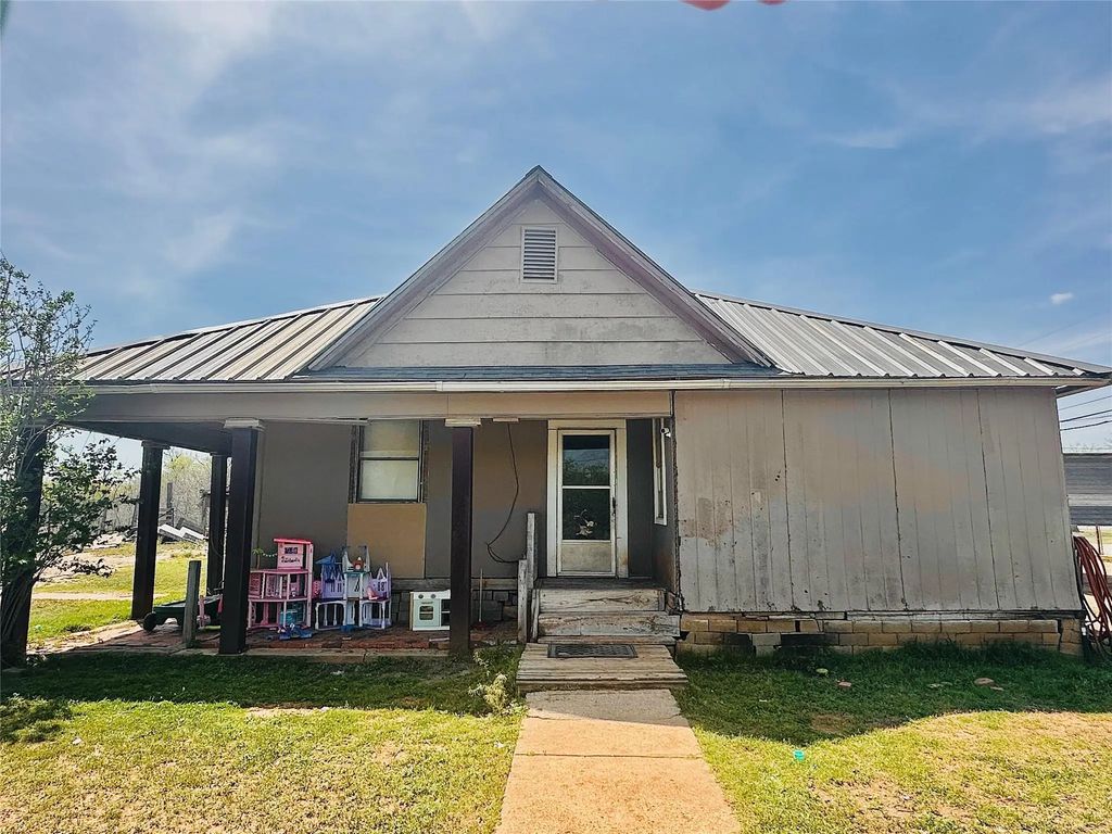 500 S Broadway Street, Ballinger