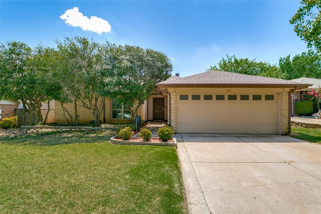 200 Lark Lane, Euless