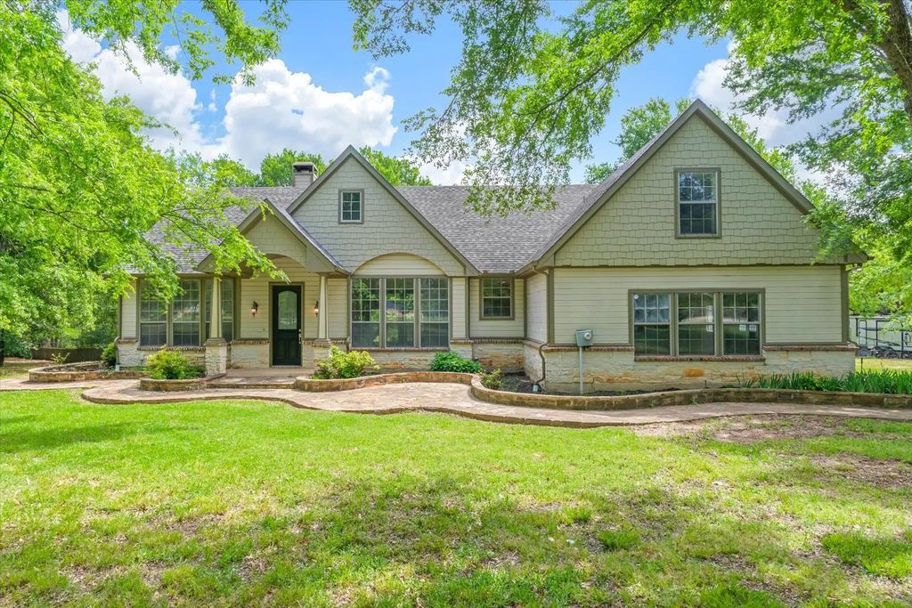 2151 Meadow Way, Terrell