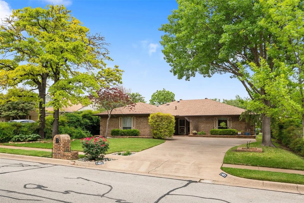 1409 Circle Lane, Bedford