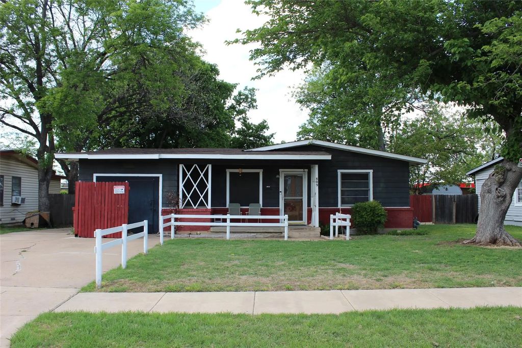 809 Forrestal Drive, Arlington