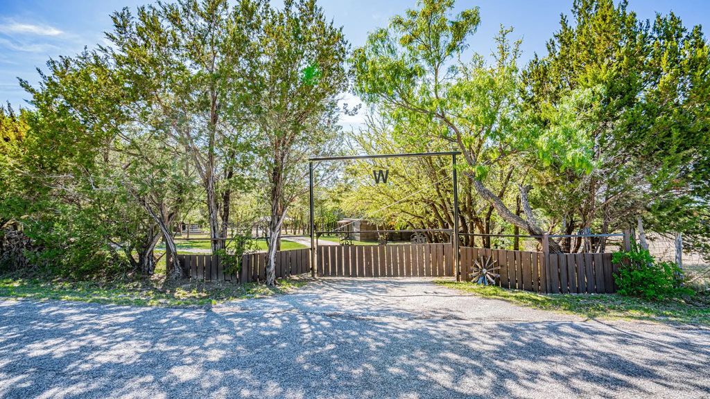 2200 Glenn Cemetery Road, Tolar
