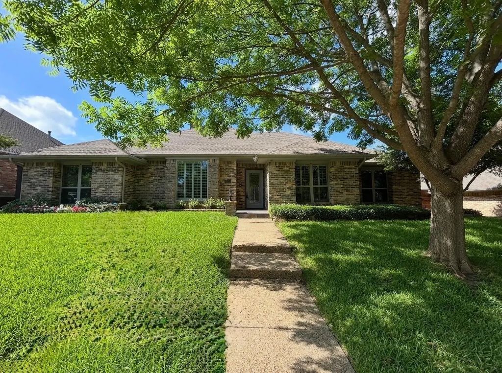 9426 Hillview Drive, Dallas