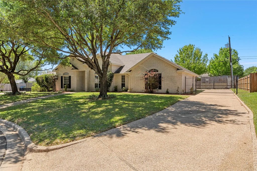 1209 Stonehill Circle, Hewitt