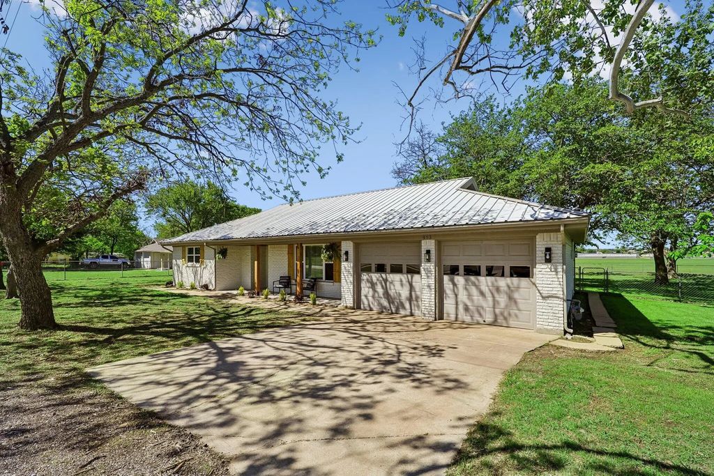 913 N Main Street, Springtown