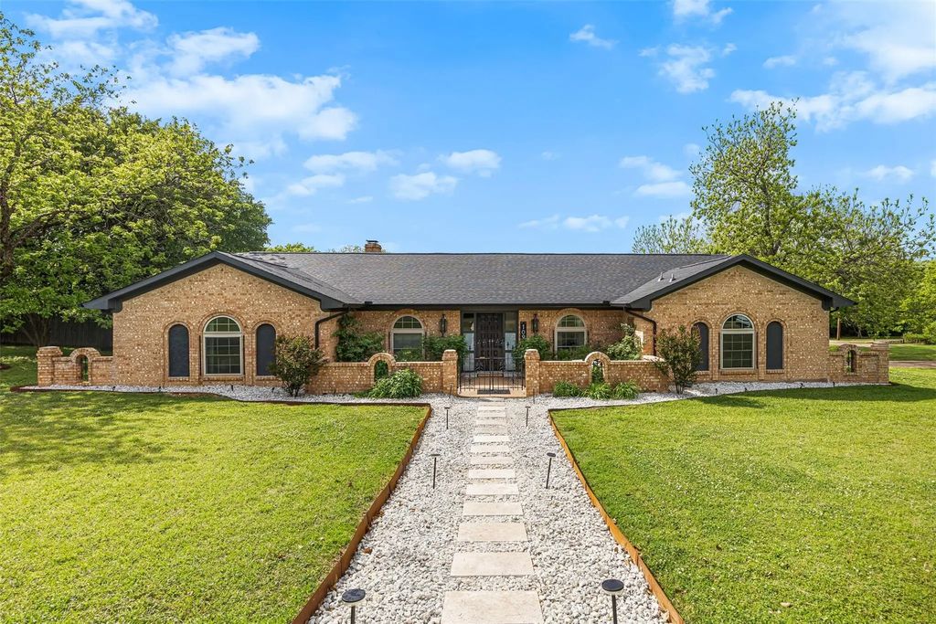 109 Hillside Drive W, Burleson
